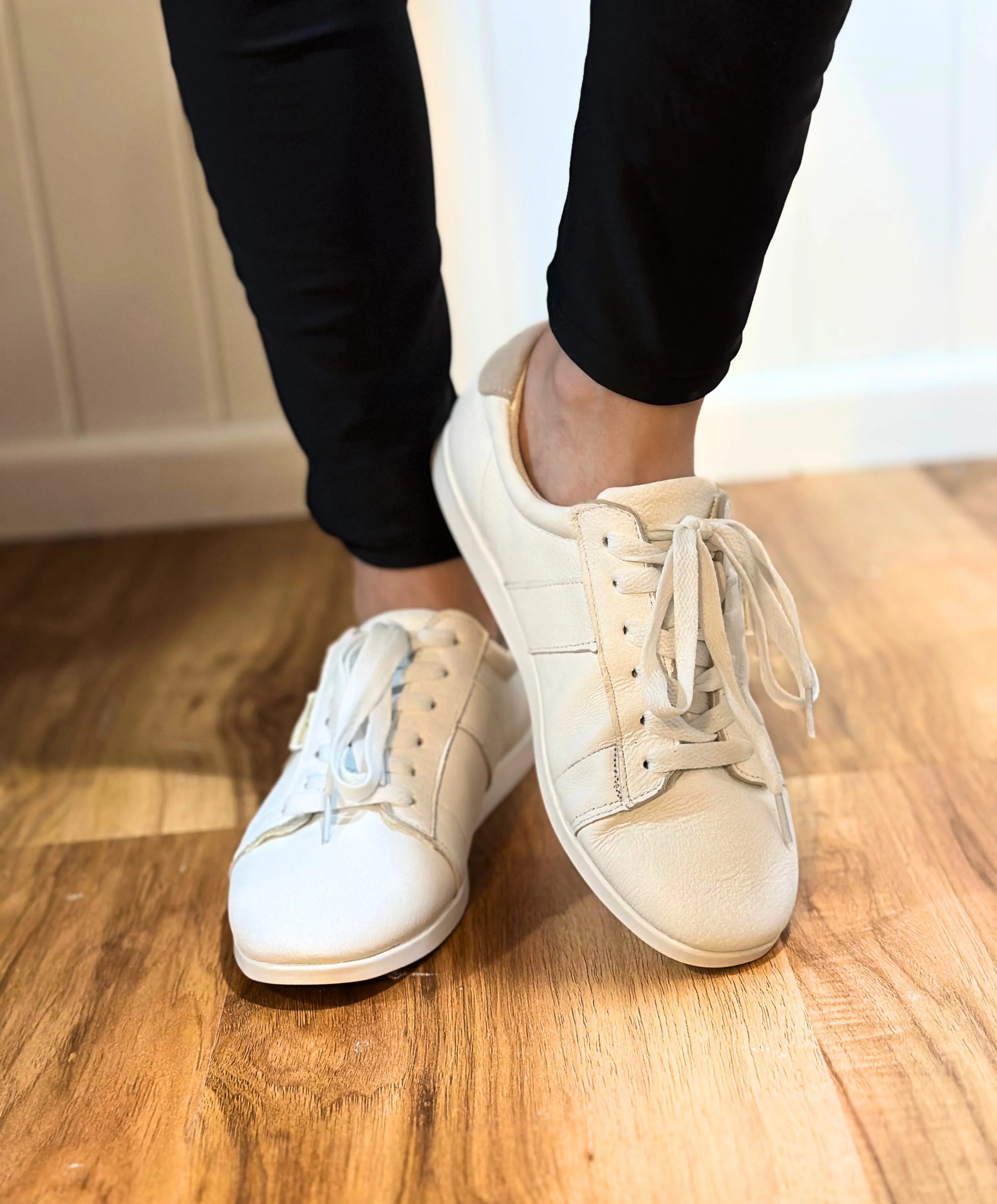 2306W - Ladies Dance Sneaker, In White Leather, With Dual Pivot Point, Spin Spots And Ultra Flexible, Smooth Sole
