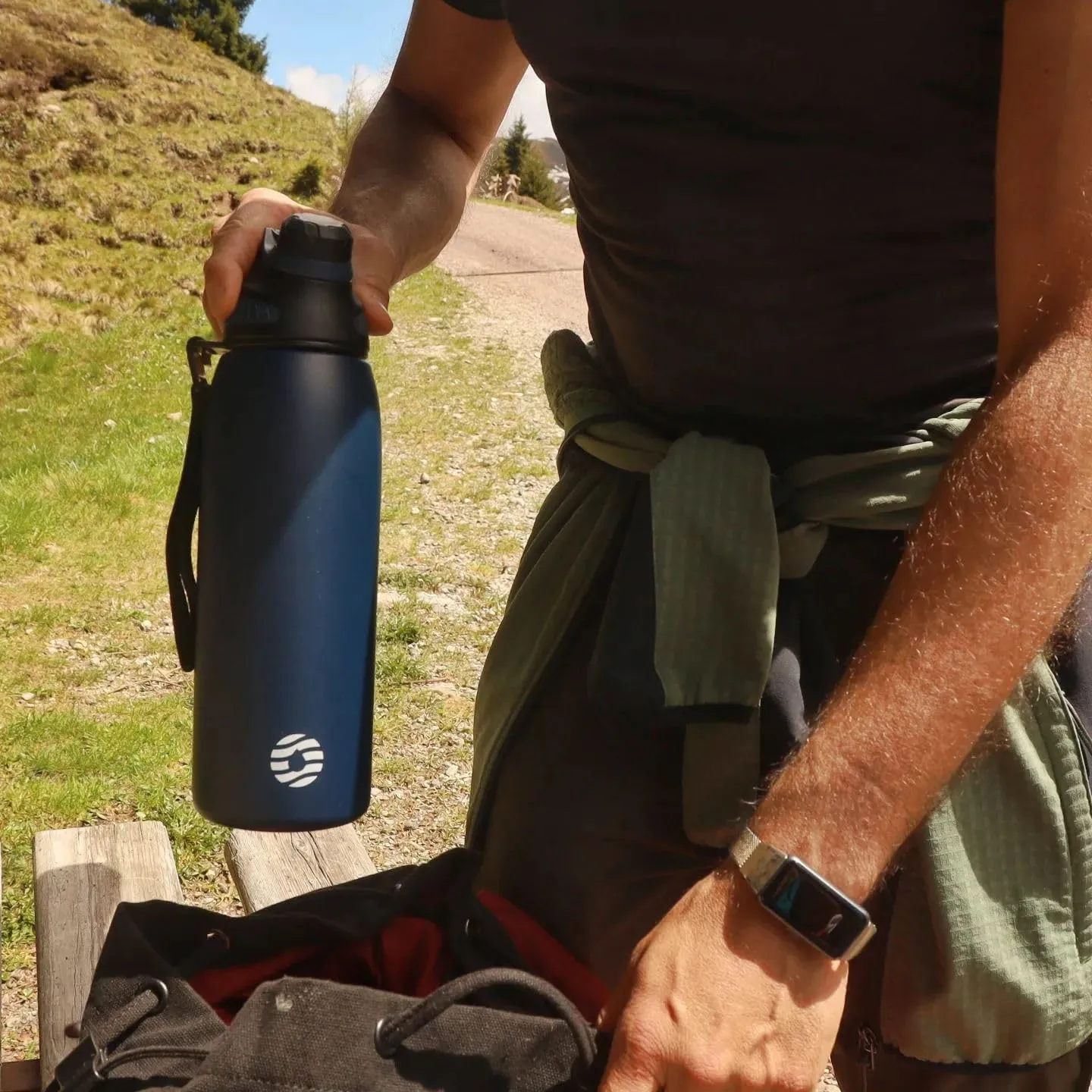 Stainless Steel Insulated Sports Water Bottle 32oz, BPA-Free, Double-Wall Vacuum, Magnetic Cap, No Straw, Cup Brush Included - Ideal Thermos for School, Fitness, and Outdoor Activities